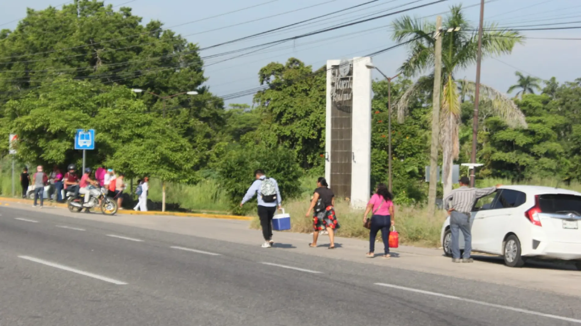 Gente caminando en carretera por bloqueo